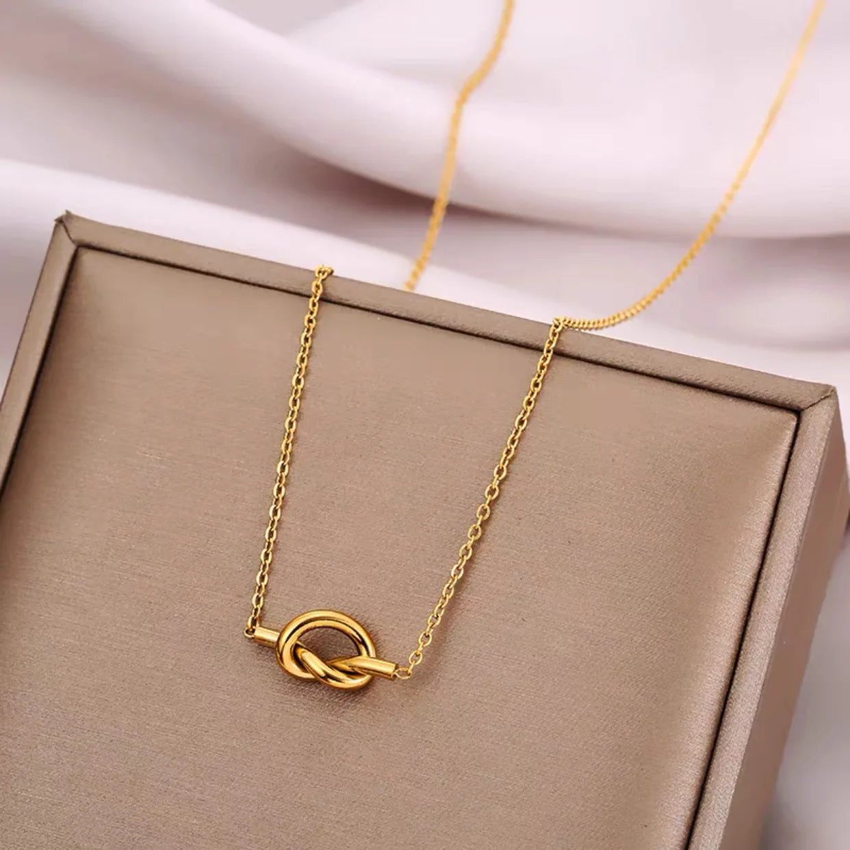 COLLAR NUDO